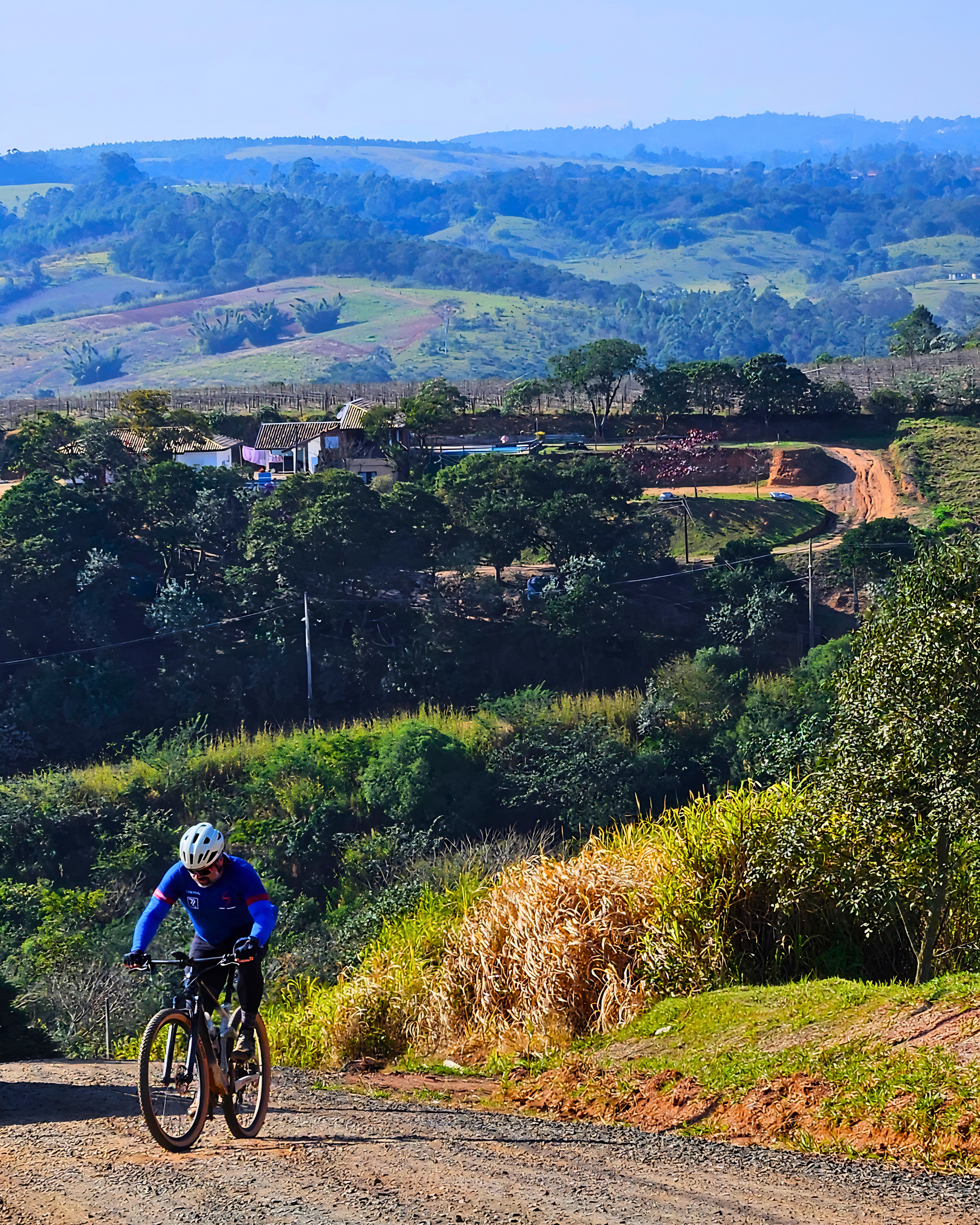 Ciclista no desafio de Mountain Bike DESC Forest Houses